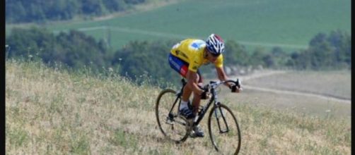 Ciclismo, il passaggio nei campi di Armstrong dopo la caduta di Beloki al Tour de France 2003