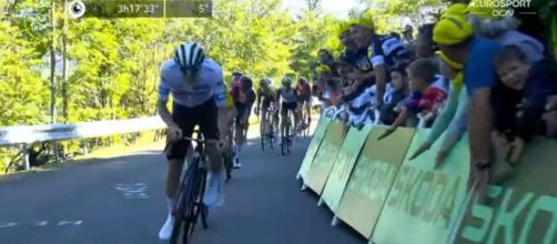 Tour de FRance, Tadej Pogacar scatta sul Grand Colombier