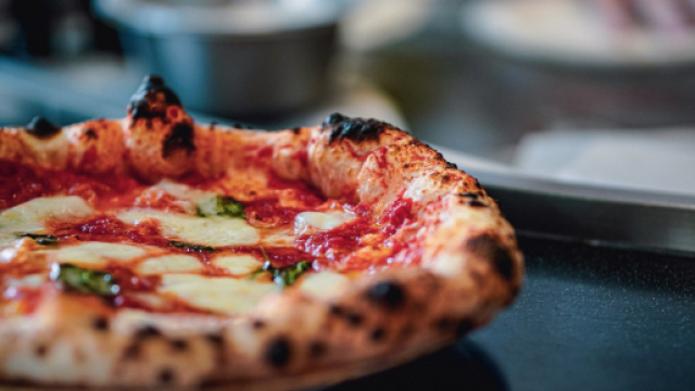 Le migliori pizzerie d'Italia del 2023: al primo posto ex aequo per due realtà campane.