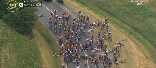 Tour de France, la caduta all'inizio della 14° tappa