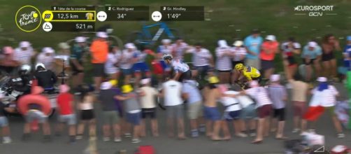 Tour de France, Pogacar bloccato dalle moto sul Joux Plane