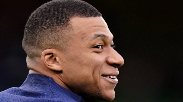 Kylian Mbappé tout sourire (capture Twitter @LMDPSG)