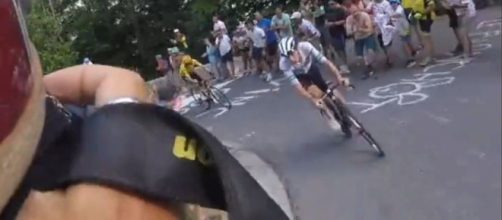 Ciclismo, Tadej Pogačar è stato bloccato da due moto sul Joux Plane.