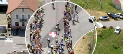 Ciclismo, la caduta provocata da uno spettatore nella 15ª tappa del Tour de France.