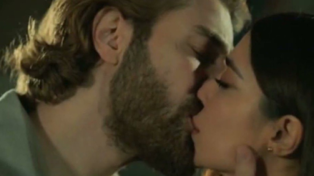 Terra amara, Fekeli vede un bacio tra Fikret e Mujgan.