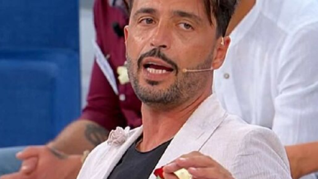 Uomini e donne, Armando viene 'smascherato': 'Frequenta una persona, ma tornerà in studio'.