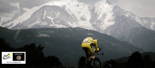 Ciclismo, Jonas Vingegaard impegnato nella cronometro di Combloux.