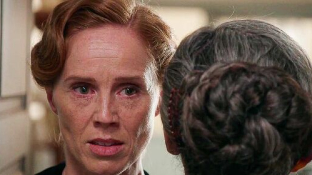 La Promessa, 24-25 luglio: Catalina mette a tacere Petra sul segreto di Lope