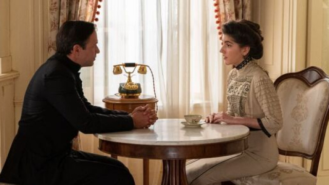 La promessa, 26-27 luglio: Jimena riconosce padre Camilo ma lui nega