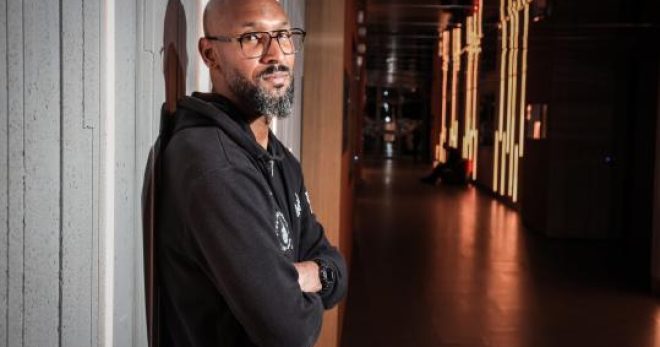 PSG contrata Kaïs Anelka, torcedores estão confusos