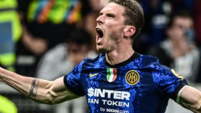 La corsa per Gosens si infiamma: il Wolfsburg avrebbe offerto 14 milioni, l'Inter dice no.