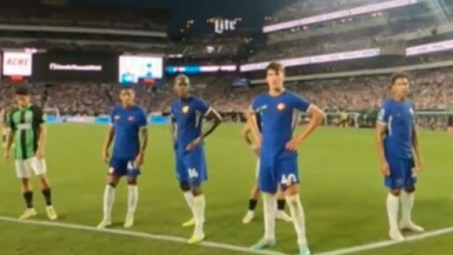 L'arbitre de Chelsea-Brighton équipé d'une caméra ce samedi soir. (screenshot Twitter - @ActuFoot_)