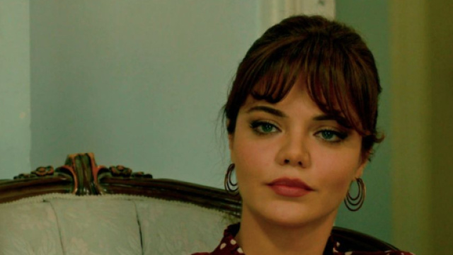 Terra amara trame turche, Zuleyha scossa da Umit: 'Adnan e Leyla avranno un fratellino'.