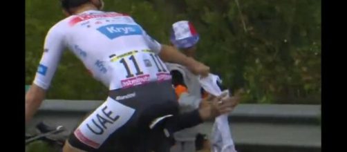 Ciclismo, Pogacar regala una maglia ad un piccolo tifoso nell'ultima tappa del Tour de France.