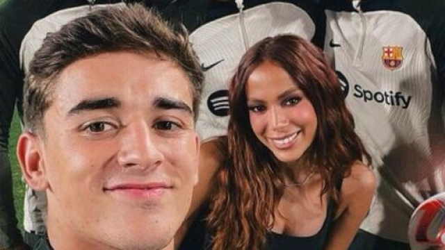 La chanteuse brésilienne Anitta rencontre les joueurs du FC Barcelone (capture Twitter @BarcaFRNews)