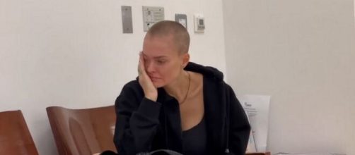 Caroline Receveur atteinte d'un cancer "très agressif" du sein, elle partage toutes ses vidéos à l'hôpital et rédige un texte troublant.