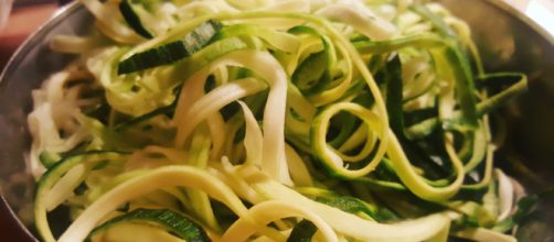 Cinque tipi di spaghetti vegetali, vegani, crudisti e senza glutine.