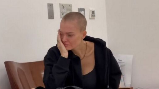 Caroline Receveur atteinte d'un cancer "très agressif" du sein, elle partage toutes ses vidéos à l'hôpital et rédige un texte troublant.