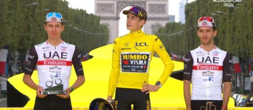Ciclismo, Tadej Pogacar e Jonas Vingegaard sul podio del Tour de France