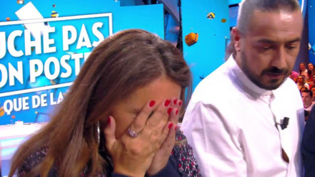 Moundir et Valérie Bénaïm sur le plateau de TPMP, une émission présentée par Cyril Hanouna. Source : capture d’écran C8.