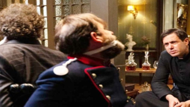 La promessa, spoiler Spagna: padre Camillo è un impostore e minaccia tutti con un'arma