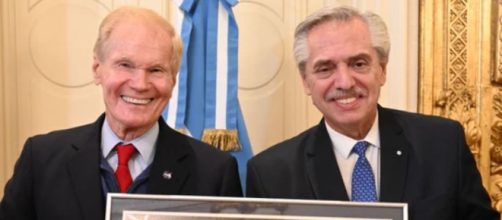 El director de la NASA, Bill Nelson, y el presidente de Argentina, Alberto Fernández (Twitter/@@alferdez)