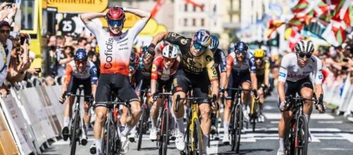 Tour de France, la rabbia di Wout van Aert all'arrivo di San Sebastian.