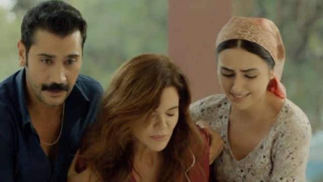 Terra amara, puntata 4 luglio: Zuleyha minaccia di buttarsi dal balcone.