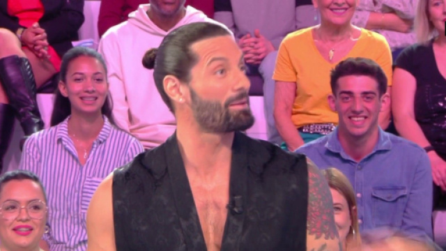 Hugo Manos sur le plateau de TPMP, une émission présentée par Cyril Hanouna. Source : capture d’écran @C8.