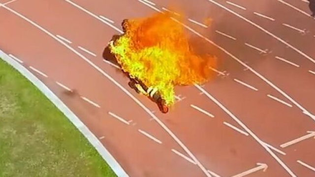 Le record du 100 m en feu n'a pas plu &agrave; tout le monde, notamment &agrave; une star de l'athl&eacute;tisme am&eacute;ricaine. (screen Guinness World Records)