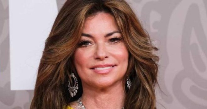 Shania Twain falls on stage in the middle of a show, she masters the situation and continues singing