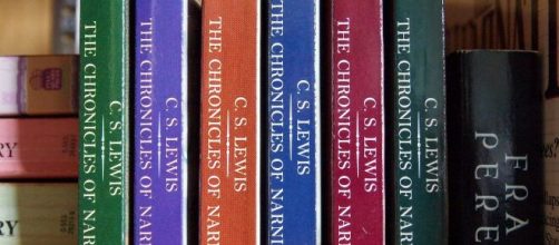 Six installments of 'The Chronicles of Narnia' on a bookshelf (Image source: Pixabay)