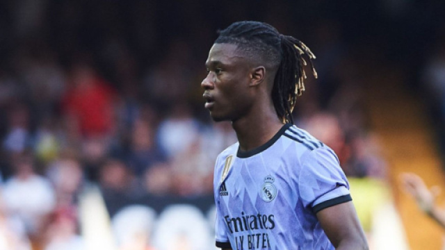 Eduardo Camavinga de plus en plus utilisé au poste de latéral gauche. (screenshot Twitter - @_BeFootball))