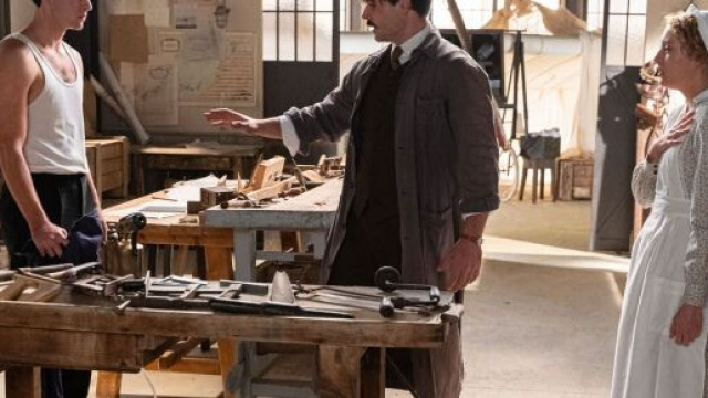 La Promessa, trame 10-14 luglio: incendio nell'hangar, Curro ha una macchia sul petto.