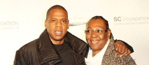 Le rappeur américain Jay-Z et sa mère Gloria Carter (Screenshoot Twitter @20minutesCult)