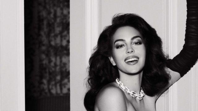 Georgina Rodriguez prête son image à Guess (Screenshoot Twitter @ELLEfrance)