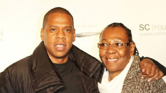 Le rappeur américain Jay-Z et sa mère Gloria Carter (Screenshoot Twitter @20minutesCult)