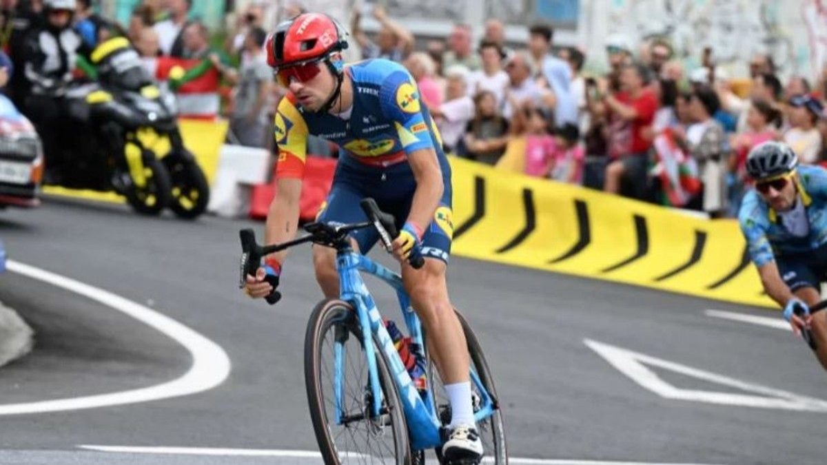 Ciclismo, Filippo Ganna svela il nuovo casco della Ineos Grenadiers che  copre le orecchie