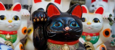 Il Maneki Neko, il gatto nero che porta fortuna ha origine in Giappone