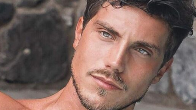 Daniele Dal Moro punge Micol e Tavassi: 'I microfoni si sono staccati da soli'.