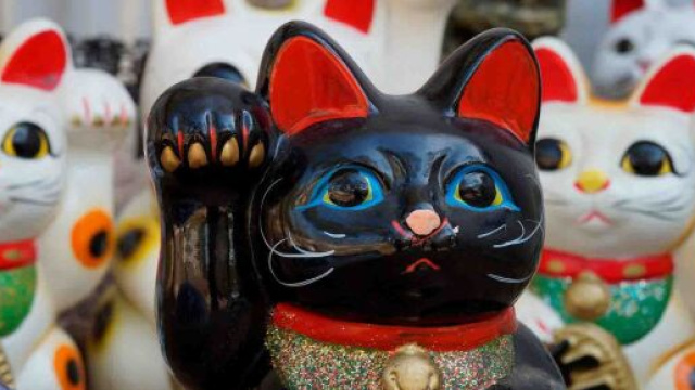 Il Maneki Neko, il gatto nero che porta fortuna ha origine in Giappone.