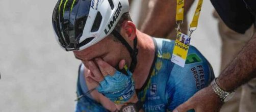 Mark Cavendish in lacrime dopo il ritiro dal Tour de France.