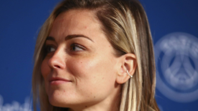 Laure Boulleau au centre d'entrainement du PSG (capture Twitter @PSGTV)