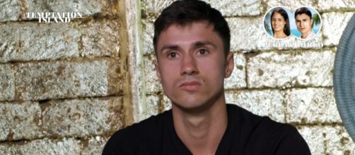 Temptation Island, Mirko vede Perla flirtare con un single in spiaggia: 'Impazzisco'