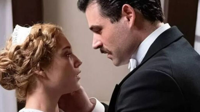 La Promessa, trame 17-21 luglio: Jana e Manuel si baciano, Lope lavora in cucina.