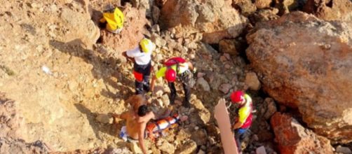 El joven intentó escapar de un banco de medusas por un terreno escarpado (Twitter, @bombersdeivissa)