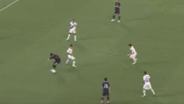 Marco Asensio dans ses œuvres (capture Twitter @lasource75006)