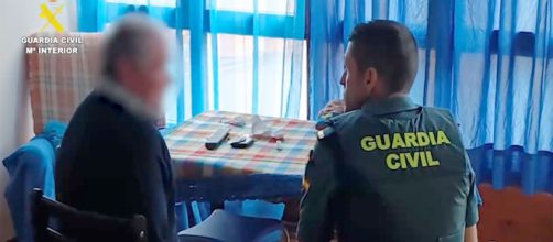 La Guardi Civil asiste al anciano estafado (@guardiacivil)