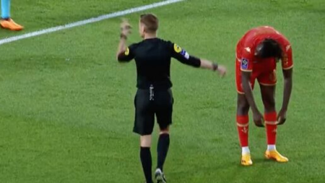 Clément Turpin lors de Nantes-Angers la saison dernière en Ligue 1. (screenshot Twittter - @_BeFootball)