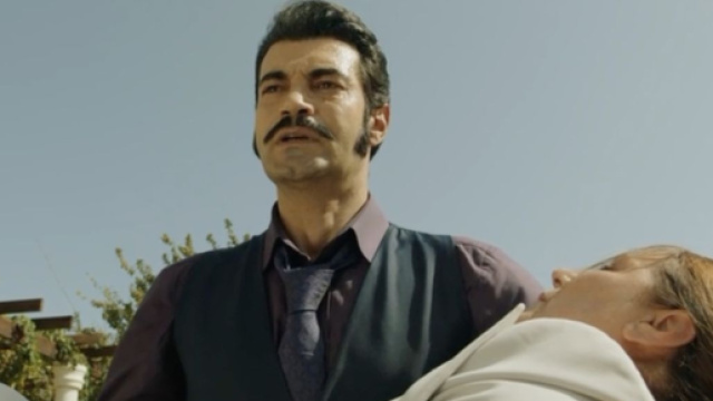 Terra amara, episodio 21 agosto: Demir scopre il cadavere di Hunkar.
